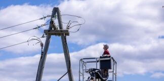 Czy operator koparko-ładowarki może pracować na ładowarce teleskopowej