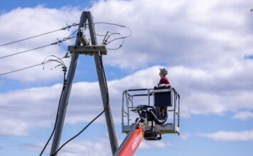 Czy operator koparko-ładowarki może pracować na ładowarce teleskopowej