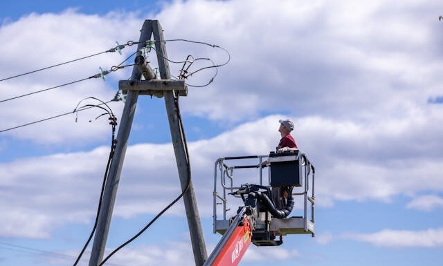 Czy operator koparko-ładowarki może pracować na ładowarce teleskopowej